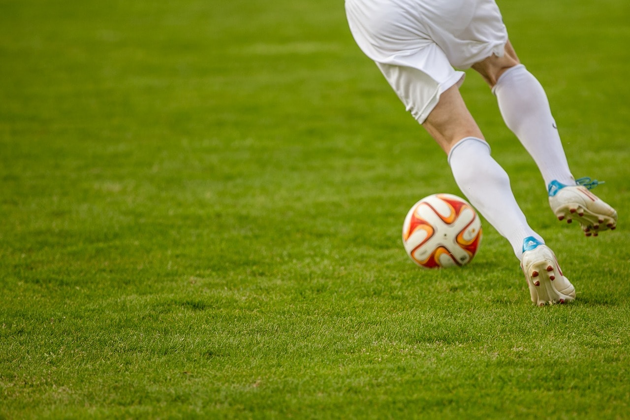 サッカーで使えるフェイントの練習と2つのコツ 少年サッカーの練習 指導法ナビ