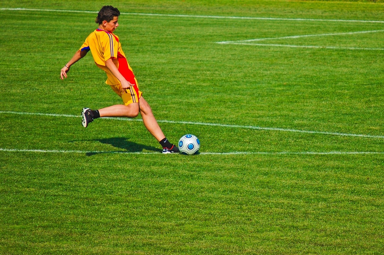 フリーキックの蹴り方で大事な軸足の考え方3選 少年サッカーの練習 指導法ナビ