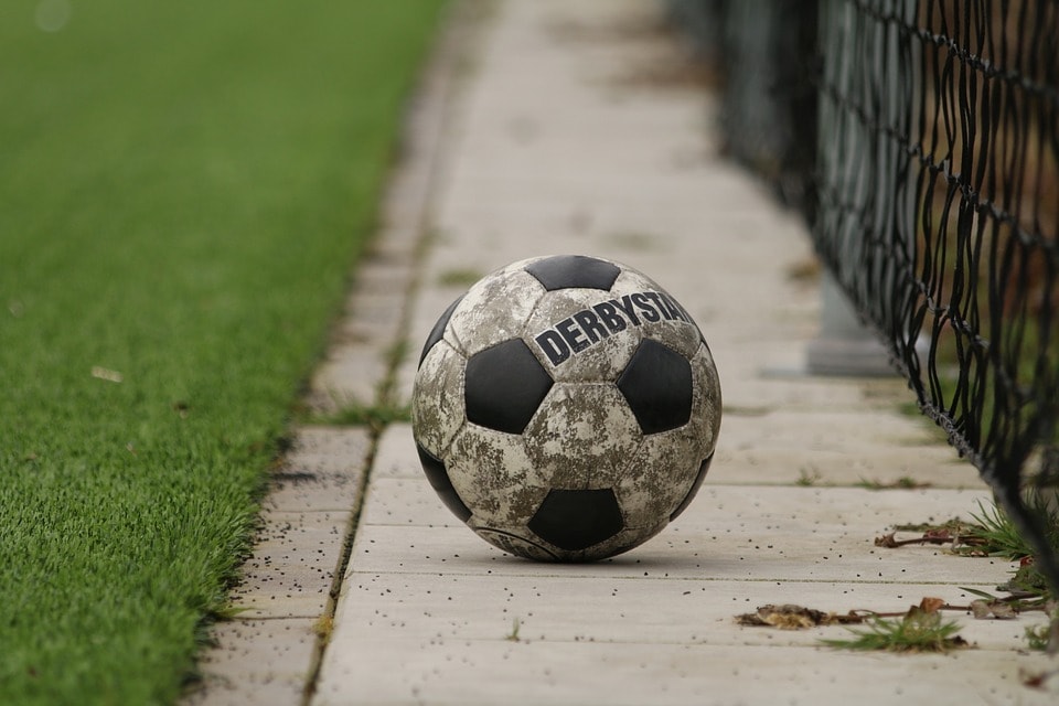 少年サッカーでアウトサイドドリブル習得のための3つの練習方法 少年サッカーの練習 指導法ナビ